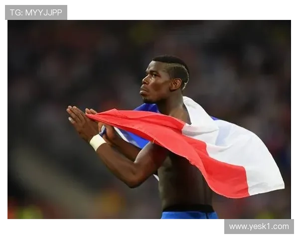 在中场控球下博格巴与坎特传球分散趋势转移